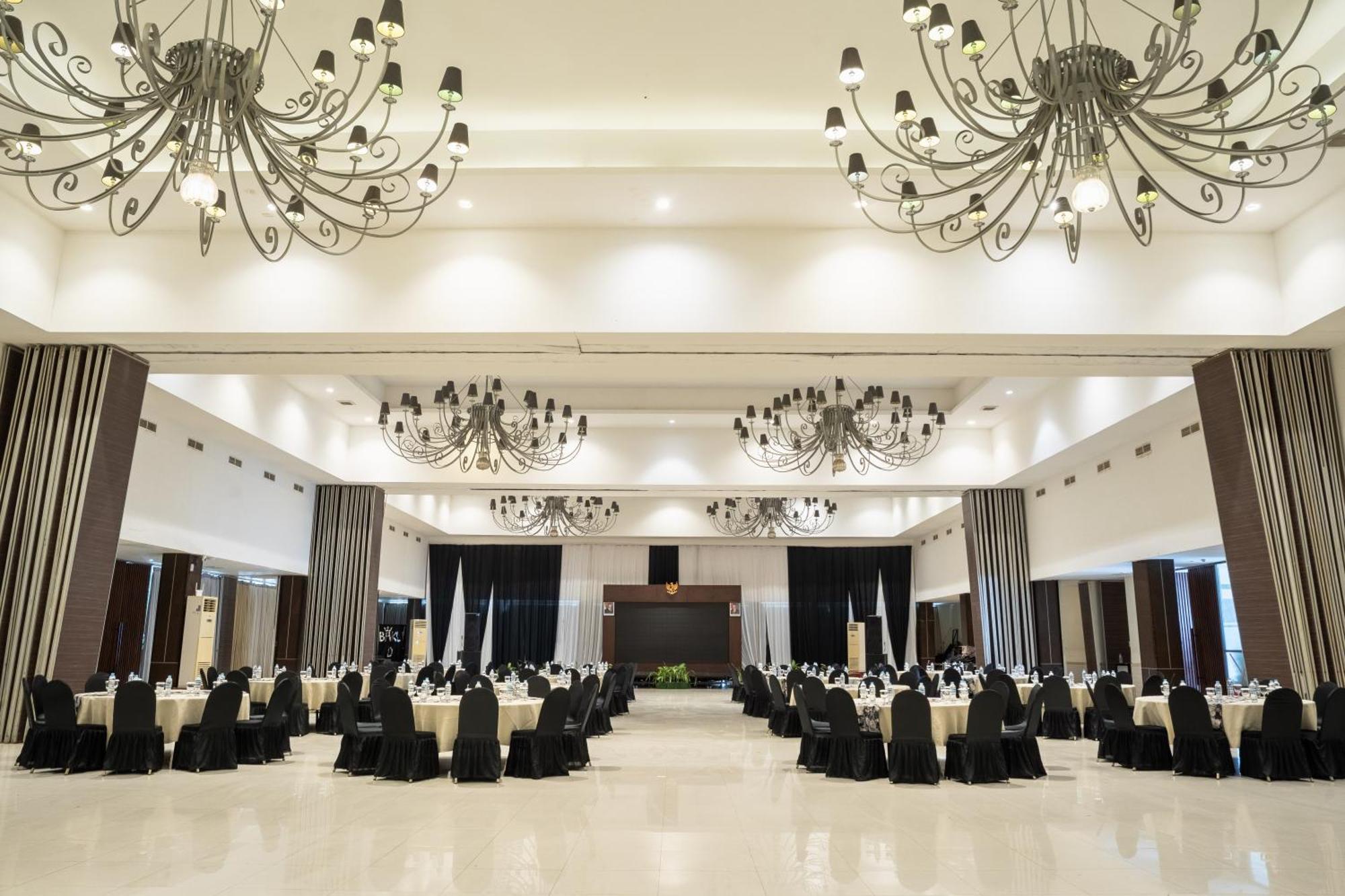 Estrella Hotel & Conference Luwuk Zewnętrze zdjęcie